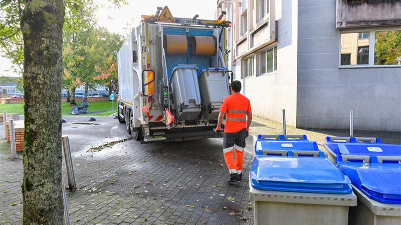 La collecte des déchets a repris le 30 mars, et accélère désormais pour éliminer les poubelles accumulées. © Stephan Menoret