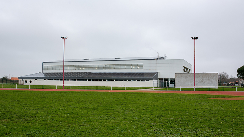 La municipalité souhaite développer les énergies renouvelables, notamment le solaire, à l'image de la toiture du gymnase René-Gautier. © Patrick Garçon