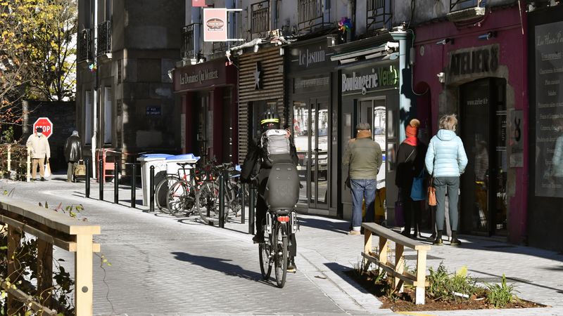 Rue des Hauts-Pavés, une zone de rencontre, limitée à 20 km/h, a été mise en place et un double sens cyclable a été créé. © Rodolphe Delaroque.