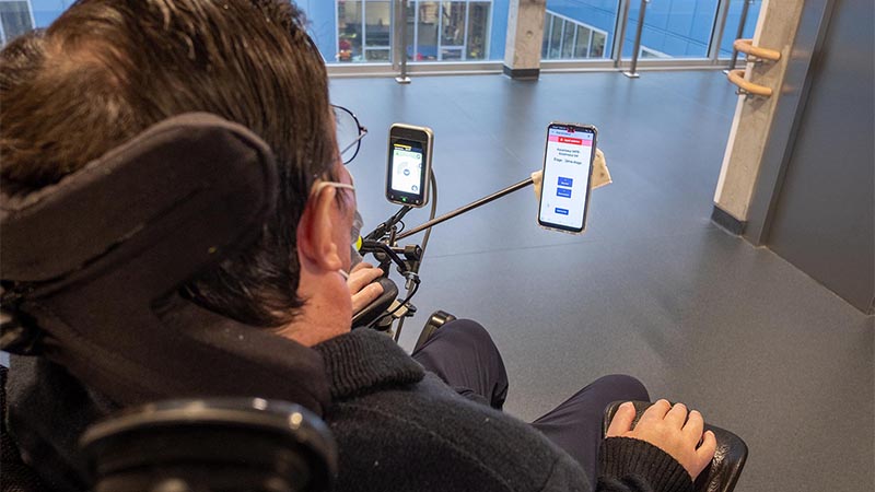 Conçu sur les principes d’accessibilité universelle, le nouveau pôle intègre des outils numériques pour renforcer l’autonomie des patients qui peuvent par exemple appeler un ascenseur via une application sur leur smartphone. Crédit : Patrick Garçon.