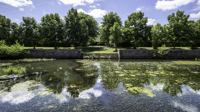 Construit à la fin du 17ème siècle, le bassin du Bois Briand se situe à côté des jardins du Manoir du même nom. Situé sur une promenade à la frontière entre Nantes et Sainte-Luce-sur-Loire, cet ouvrage de 100 mètres sur 19 mètres et 2 mètres de profondeur a connu de nombreux usages : miroir d’eau, abreuvoir à chevaux, vivier à pêche… Alimenté par la rivière de l’Aubinière, il a été intégralement restauré en 2006 dans le cadre d’un chantier d’insertion par la Direction Nature et Jardins de la Ville de Nantes et l’association ATAO. La zone du Bois Briand comporte une zone d’activités économiques et d’habitat individuel, des espaces naturels et le bassin.